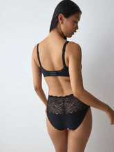 Load image into Gallery viewer, Triumph Amourette Minimizer Bra - Black