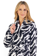 Load image into Gallery viewer, Slenderella 41" Printed Fleece Shawl Collar Wrap - HC06335