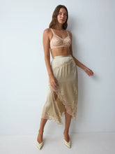 Load image into Gallery viewer, Triumph Delicate Doreen Non Wired Bra - Smooth Skin
