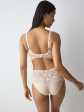 Load image into Gallery viewer, Triumph Amourette Minimizer Non-Wired Bra - Porcelain Mousse
