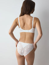 Load image into Gallery viewer, Triumph Amourette Minimizer bra - White
