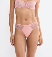 Load image into Gallery viewer, Triumph Comfort Allure String - Strawberry Cream
