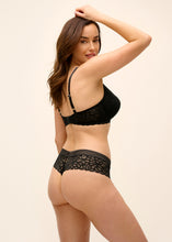 Load image into Gallery viewer, Wacoal Raffine Plunge Bra - Black
