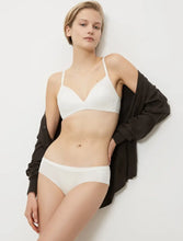 Load image into Gallery viewer, Triumph Body Make-Up Soft Touch Non-wired T-shirt Bra - Vanille
