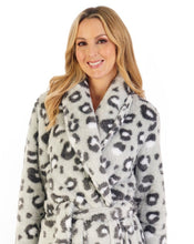 Load image into Gallery viewer, Slenderella 41&quot; Printed Fleece Shawl Collar Wrap - HC06335
